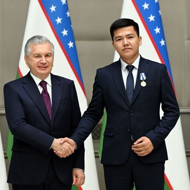 Sardorbek Turdaliyev receiving the Kelajak Bunyodkori medal from the President of the Republic of Uzbekistan