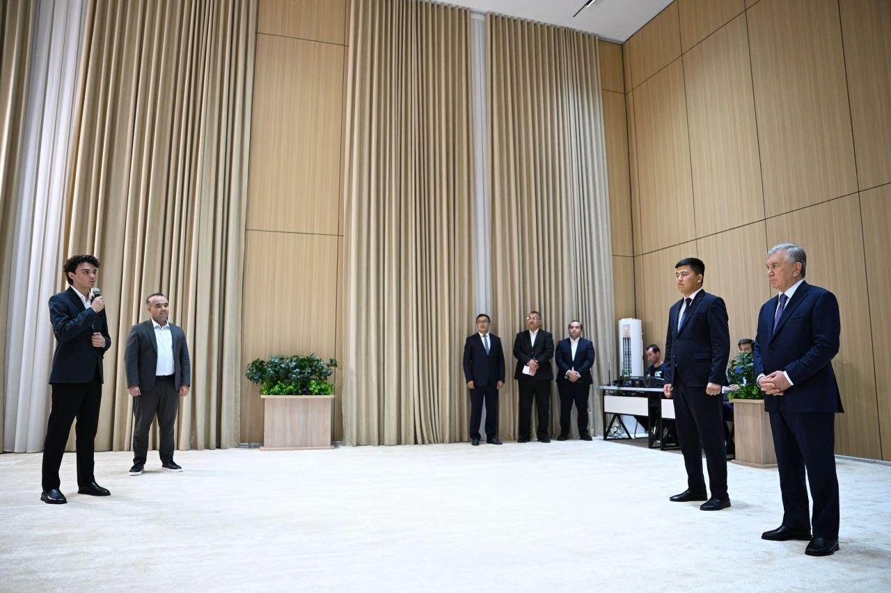 A student presenting a startup project to the President of the Republic of Uzbekistan